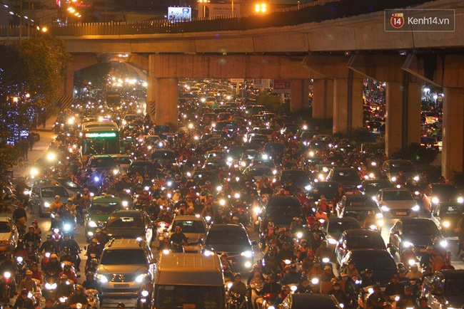Hà Nội những ngày cận Tết - khốn khổ vì giờ nào cũng gặp cảnh tắc đường - Ảnh 12.