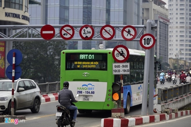 Ha Noi se cap phu hieu cho taxi tren tuyen co xe buyt nhanh hinh anh 1