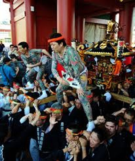 Một lễ hội thường niên tại đền thờ Yakuza trong khu Asakusa ở Tokyo.
