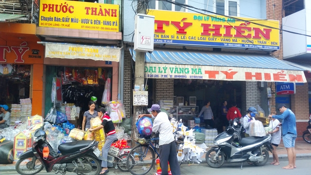  Tại phố hàng mã Chi Lăng tấp nập người đến mua hàng mã cho ngày lễ ông Công, ông Táo 