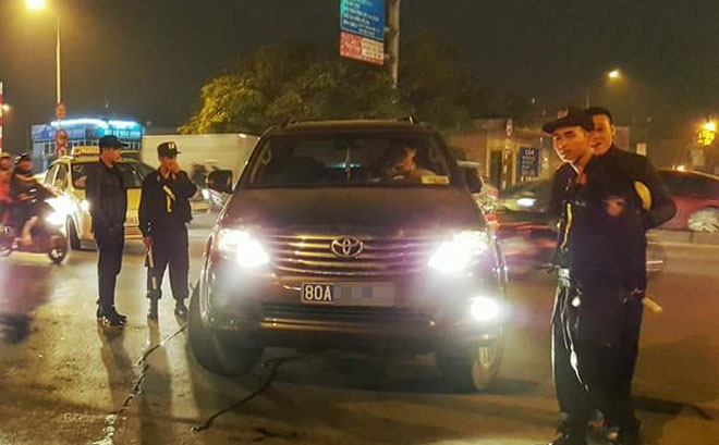 Tạm giữ lái xe Fortuner của thanh tra uy hiếp cảnh sát