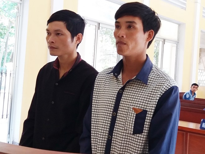 Thieu nu trao than cho hai chang trai sau tiec ruou hinh anh 1