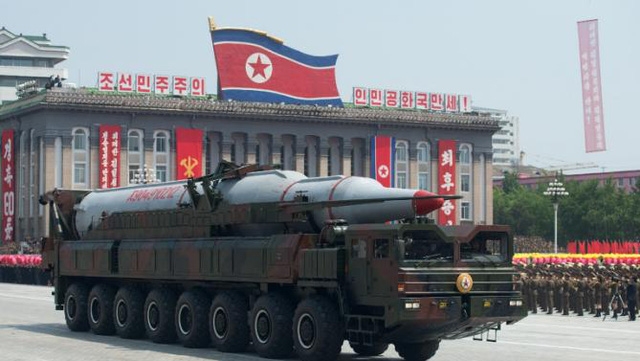  Mô hình tên lửa của Triều Tiên trong lễ diễu binh (Ảnh: Defensenews) 