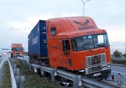xe-container-lao-vao-lan-duong-xe-may-tren-cao-toc-long-thanh
