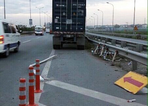 xe-container-lao-vao-lan-duong-xe-may-tren-cao-toc-long-thanh-1