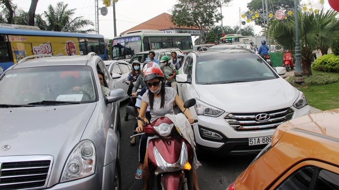 Bất lực giữa Sài Gòn, Hà Nội kẹt cứng chiều 23 Tết