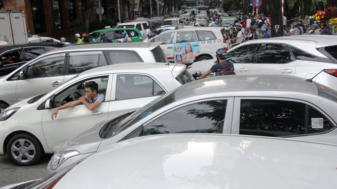Bất lực giữa Sài Gòn, Hà Nội kẹt cứng chiều 23 Tết