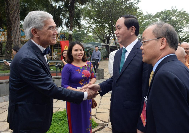  Các kiều bào vui mừng được gặp gỡ và cùng Chủ tịch nước đến viếng thăm khu tưởng niệm các vua Hùng, những vị tiền nhân có công xây dựng đất nước 