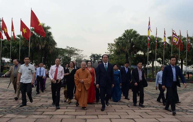  Chủ tịch nước Trần Đại Quang cùng các kiều bào tiến vào Đại hùng bảo điện để dâng hương 