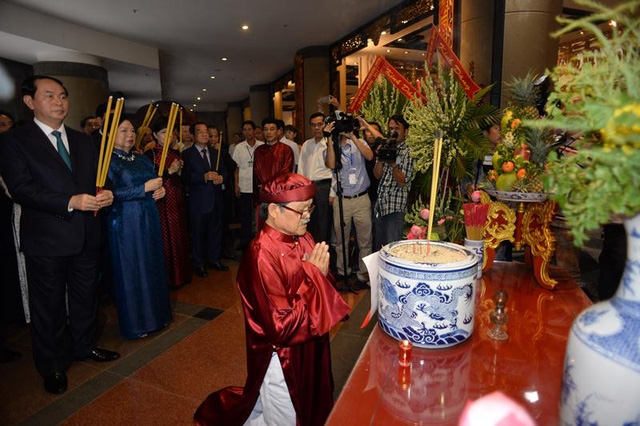  Chủ tịch nước cùng phu nhân, các lãnh đạo trung ương, TPHCM và các kiều bào làm lễ dâng hương 