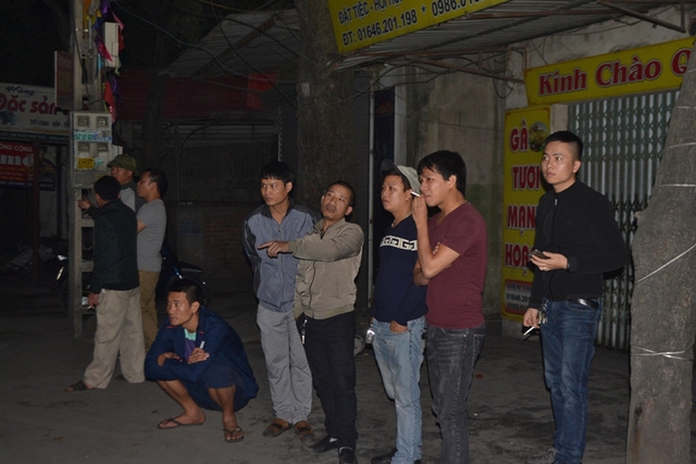  Nhiều người dân khu phố theo dõi vụ tai nạn 