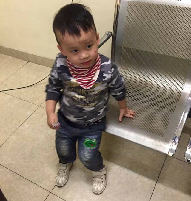  Bé trai bị lạc được đưa về trụ sở Công an phường Trúc Bạch (Ảnh: Facebook Le Thanh Tung). 