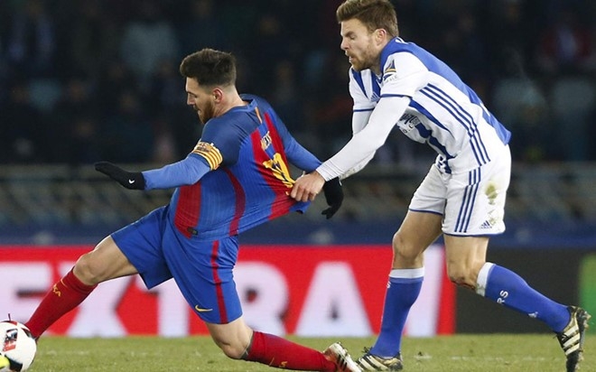 Illarramendi buc xuc doi trong tai phai duoi Messi hinh anh 1