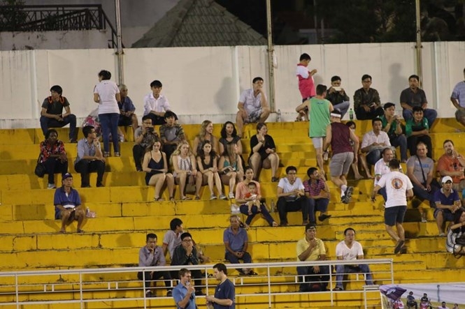 Dù là trận derby TP.HCM nhưng khán đài vẫn thưa thớt người xem /// Khả Hòa