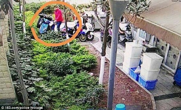  Hai tên trộm bị cảnh sát đưa vào tầm ngắm sau khi lấy trộm xe đạp điện 