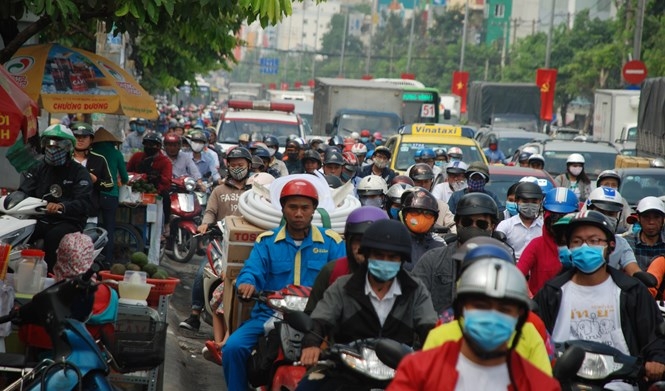 Sáng 21.1, trên đường Cộng Hòa hướng về sân bay Tân Sơn Nhất hàng nghìn phương tiện nhích từng chút để di chuyển trên đường ngập khói bụi /// ẢNH: AN HUY