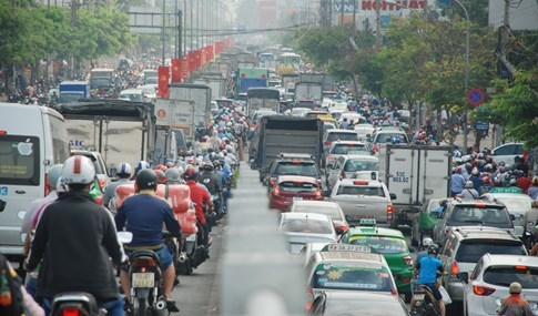 Biển người về quê ăn tết, đường vào sân bay Tân Sơn Nhất kẹt cứng - ảnh 3