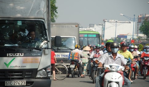 Biển người về quê ăn tết, đường vào sân bay Tân Sơn Nhất kẹt cứng - ảnh 5