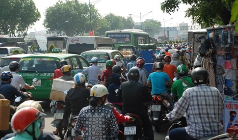 Biển người về quê ăn tết, đường vào sân bay Tân Sơn Nhất kẹt cứng - ảnh 6