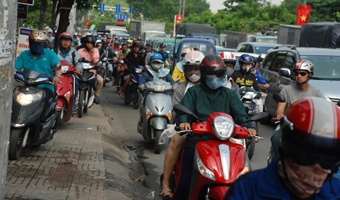 Biển người về quê ăn tết, đường vào sân bay Tân Sơn Nhất kẹt cứng - ảnh 7