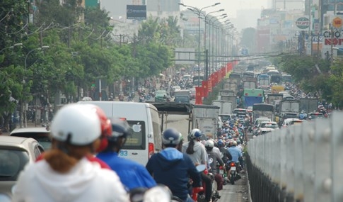 Biển người về quê ăn tết, đường vào sân bay Tân Sơn Nhất kẹt cứng - ảnh 9