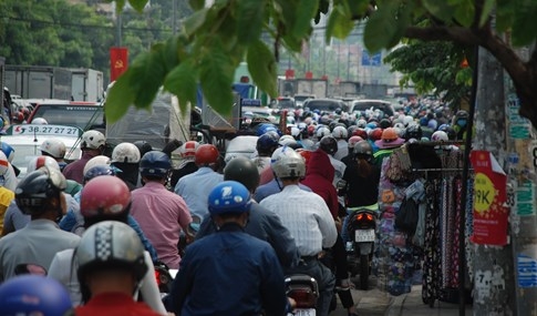 Biển người về quê ăn tết, đường vào sân bay Tân Sơn Nhất kẹt cứng - ảnh 11