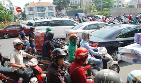 Biển người về quê ăn tết, đường vào sân bay Tân Sơn Nhất kẹt cứng - ảnh 20