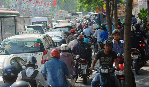 Biển người về quê ăn tết, đường vào sân bay Tân Sơn Nhất kẹt cứng - ảnh 21