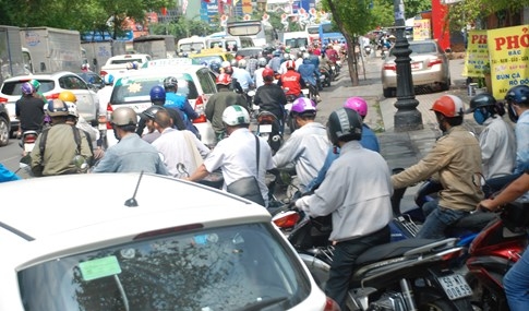 Biển người về quê ăn tết, đường vào sân bay Tân Sơn Nhất kẹt cứng - ảnh 22