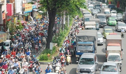 Biển người về quê ăn tết, đường vào sân bay Tân Sơn Nhất kẹt cứng - ảnh 23