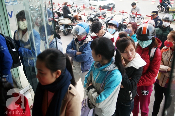 Hà Nội: Xếp hàng gần 1 tiếng đồng hồ tại trụ ATM mới rút được tiền tiêu Tết - Ảnh 3.