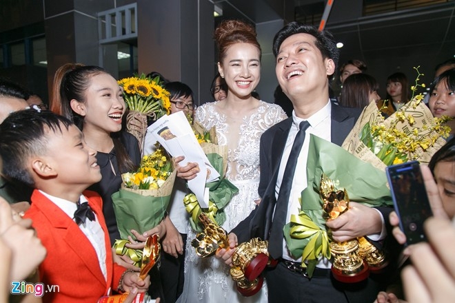 Ho Van Cuong lung tung khi nhan giai Mai Vang hinh anh 3