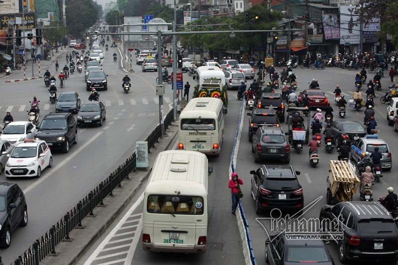 Mặc dải phân cách, xe máy, ô tô vẫn đi vào đường buýt nhanh