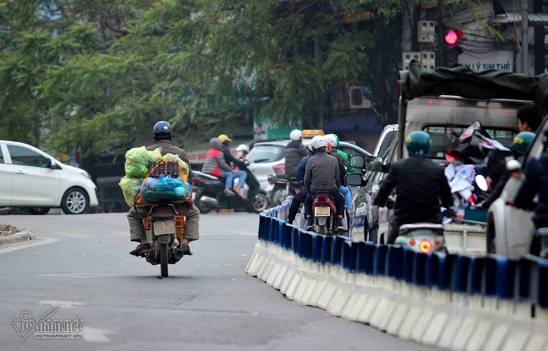 Mặc dải phân cách, xe máy, ô tô vẫn đi vào đường buýt nhanh