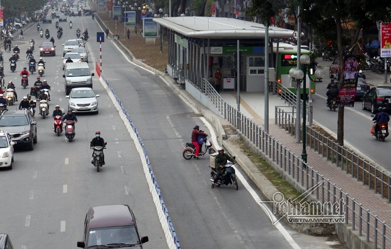 Mặc dải phân cách, xe máy, ô tô vẫn đi vào đường buýt nhanh