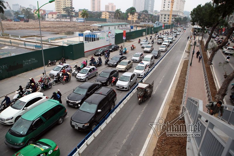 Mặc dải phân cách, xe máy, ô tô vẫn đi vào đường buýt nhanh