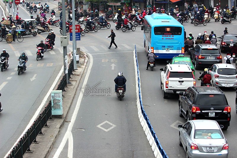 Mặc dải phân cách, xe máy, ô tô vẫn đi vào đường buýt nhanh