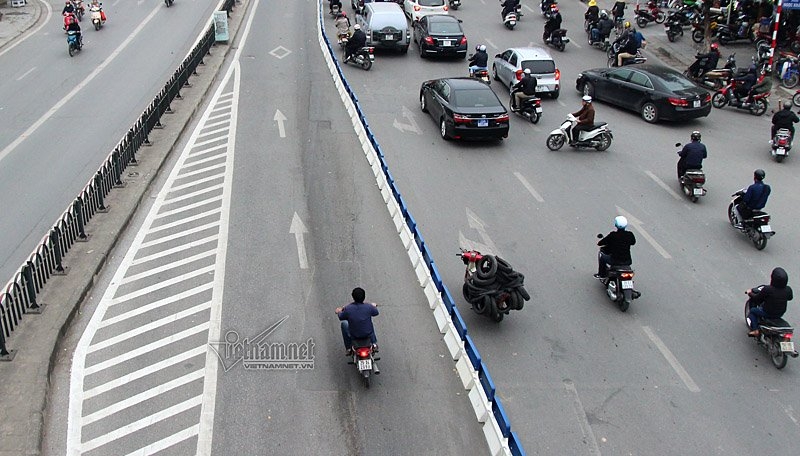 Mặc dải phân cách, xe máy, ô tô vẫn đi vào đường buýt nhanh