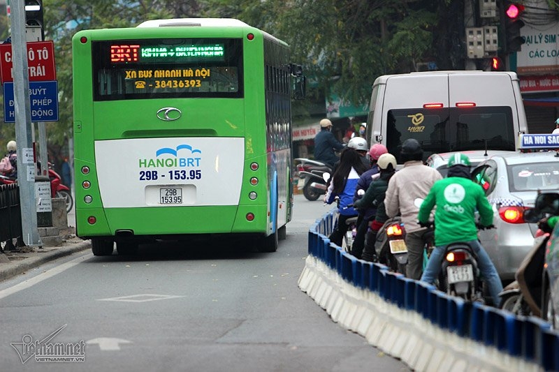 Mặc dải phân cách, xe máy, ô tô vẫn đi vào đường buýt nhanh