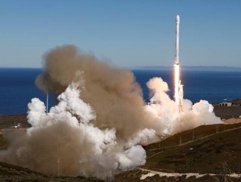 Nga im lang khi My phong thanh cong Falcon 9 