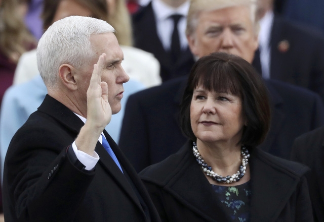 Phó Tổng thống đắc cử Mike Pence tuyên thệ nhậm chức.