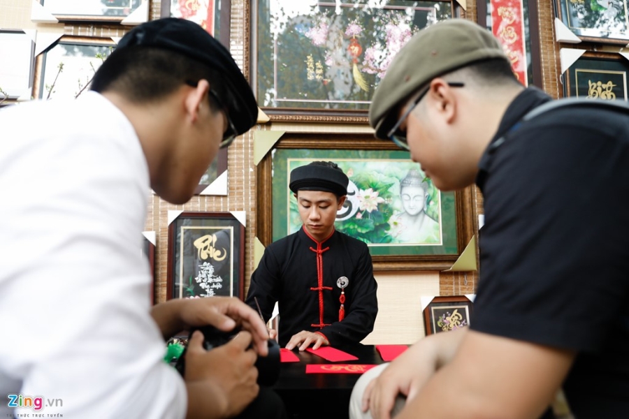 Pho ong do Sai Gon tap nap ngay can Tet hinh anh 6