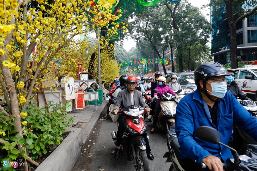 Pho ong do Sai Gon tap nap ngay can Tet hinh anh 12