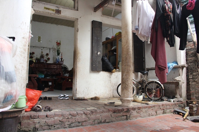  Căn nhà tuềnh toàng, chật hẹp là nơi ở của hơn chục con người. 