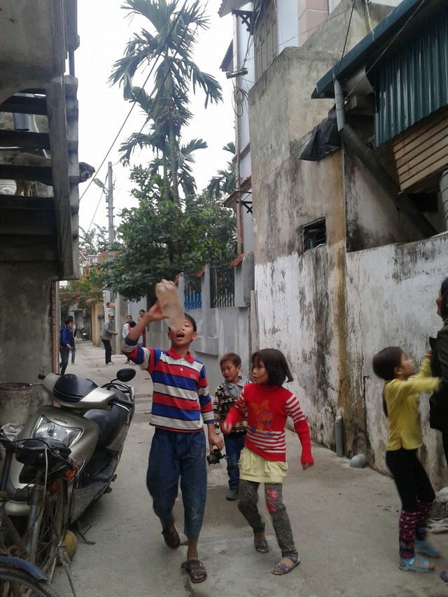  Những đứa trẻ giờ chỉ còn mẹ... 