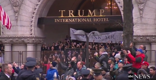 Đoàn diễu hành đi qua Khách sạn Trump, nơi có nhiều người ủng hộ Tổng thống Trump tập trung. Ảnh: ABC News.