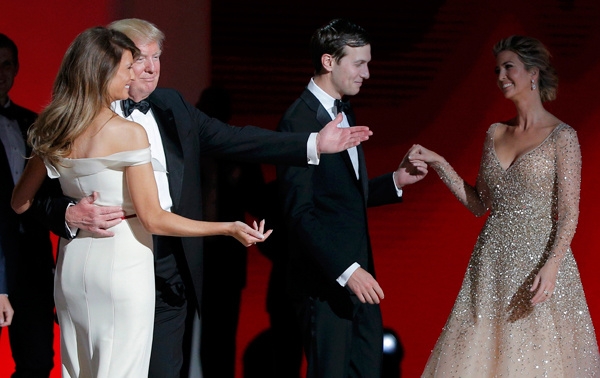Vợ chồng Trump và vợ chồng Ivanka cùng khiêu vũ. Ảnh: Reuters
