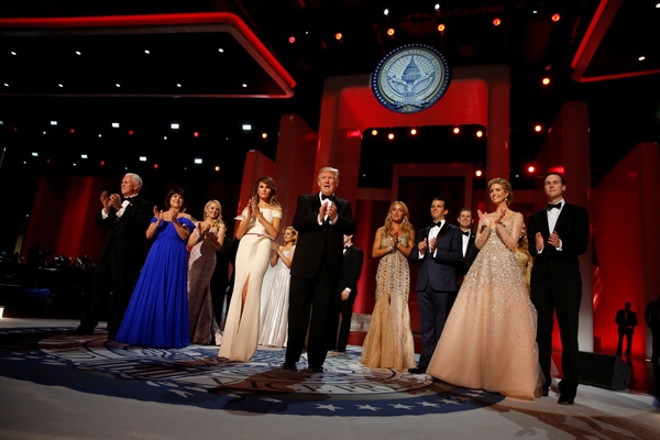 Đại gia đình Trump khiêu vũ trên sân khấu Liberty Ball
