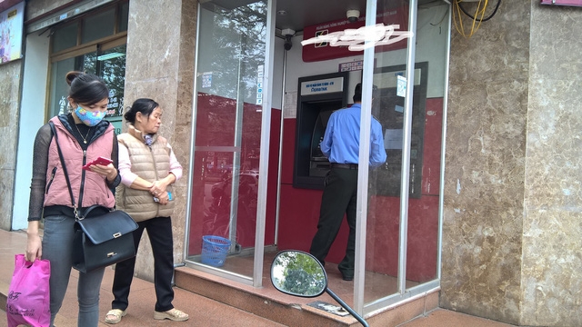 Đến hẹn lại lên, các cây ATM thời điểm cuối năm đều quá tải, không đáp ứng được nhu cầu rút tiền của khách hàng