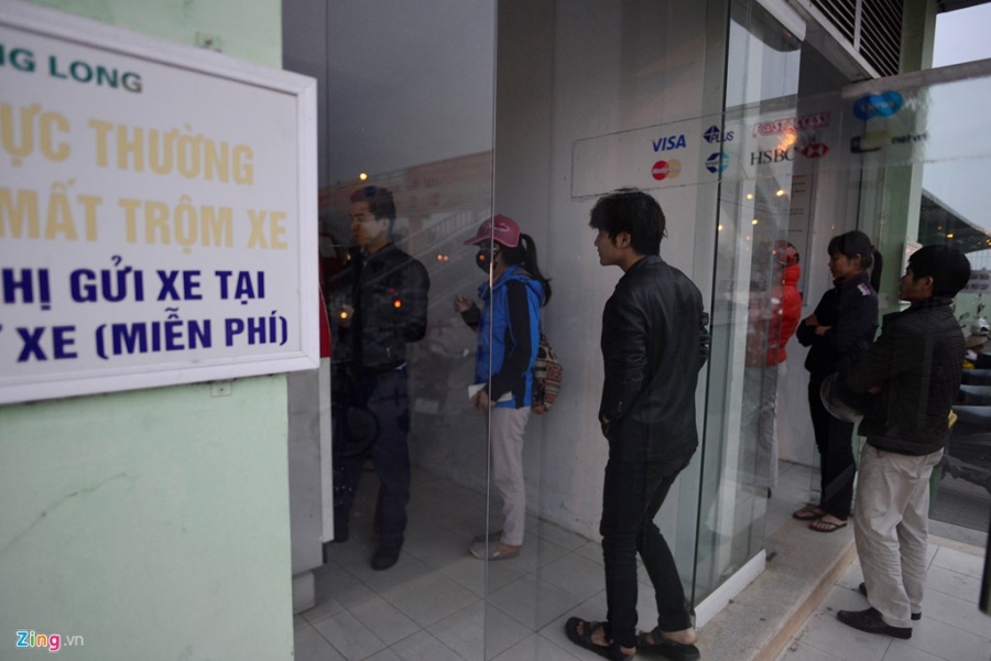 Can Tet, cho ca tieng truoc ATM moi rut duoc tien hinh anh 6